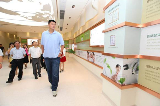 4-汤臣倍健形象代言人姚明参观透明工厂